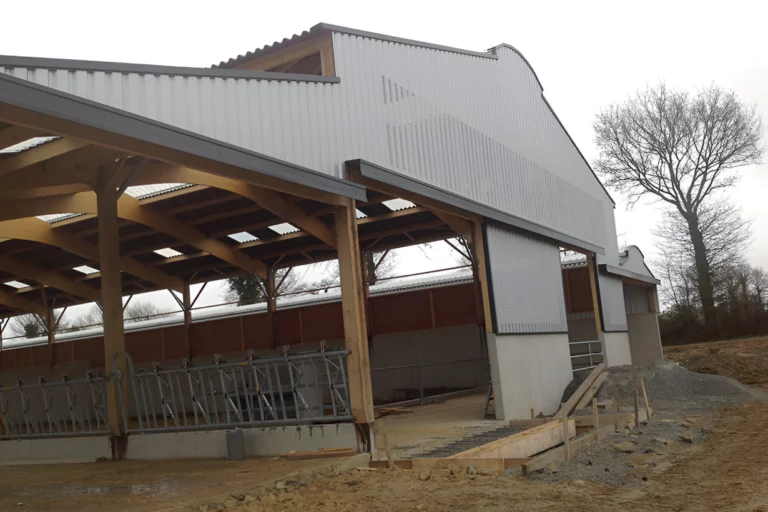 Pertuisel Sarl Constructeur De Batiments Agricoles Et Industriels Stabulation Vaches Laitieres Genisses