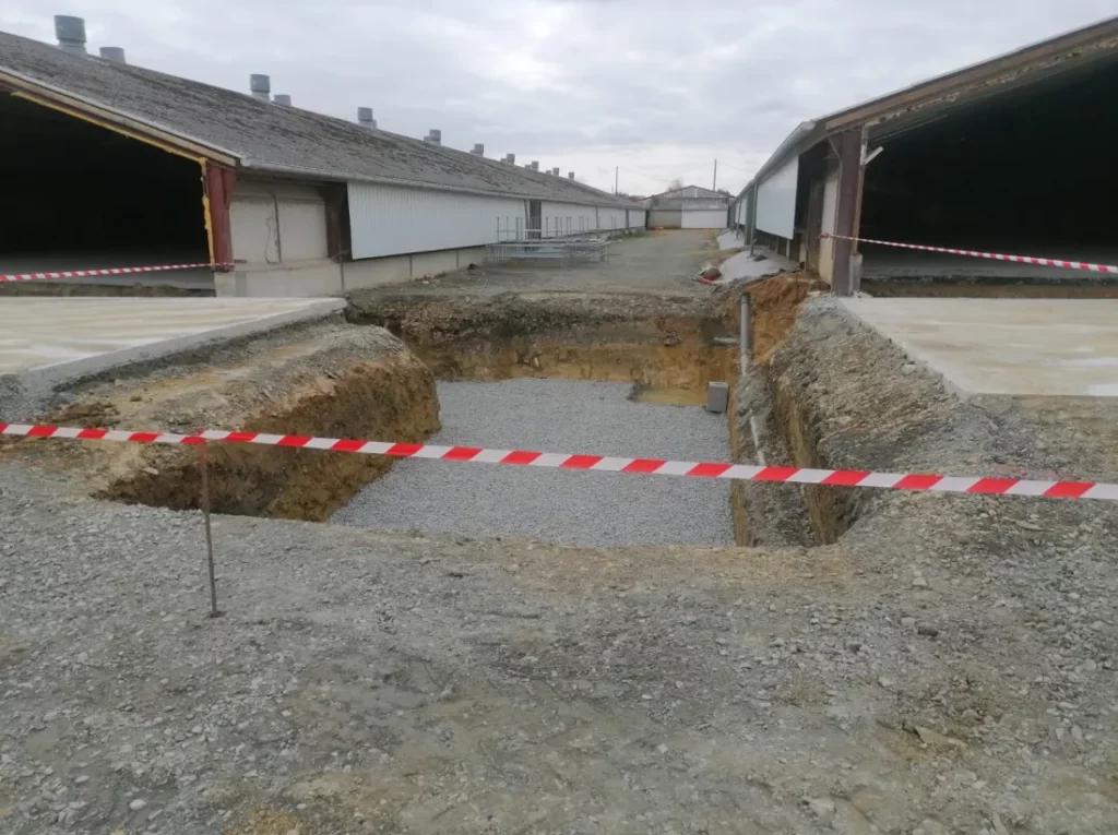 Pertuisel Constructeur De Batiments Agricoles Et Industriels Poulettes Guillieroises Guilliers